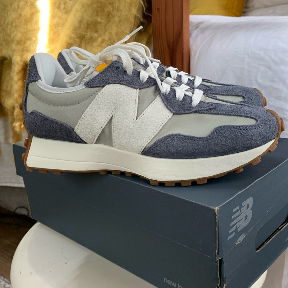 BNIB New Balance 327 in Olive grey and Blue